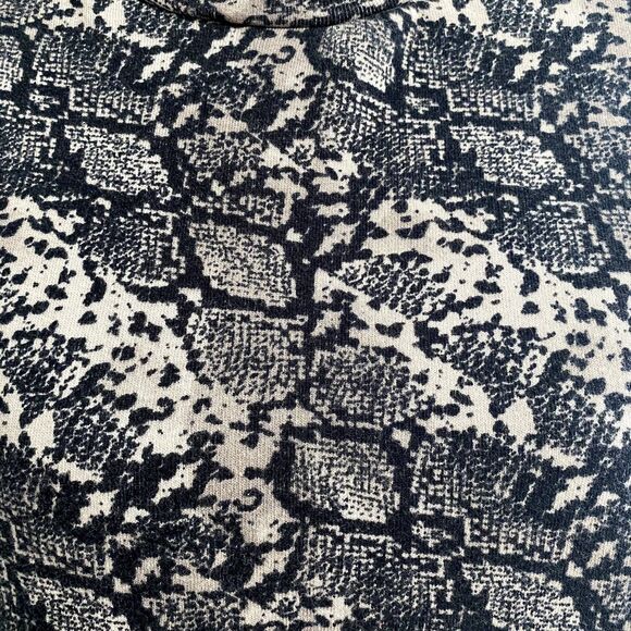Zara Gray Snakeskin Print Cropped Sweatshirt Crew Neck‎ French Terry Size Large - Picture 2 of 5